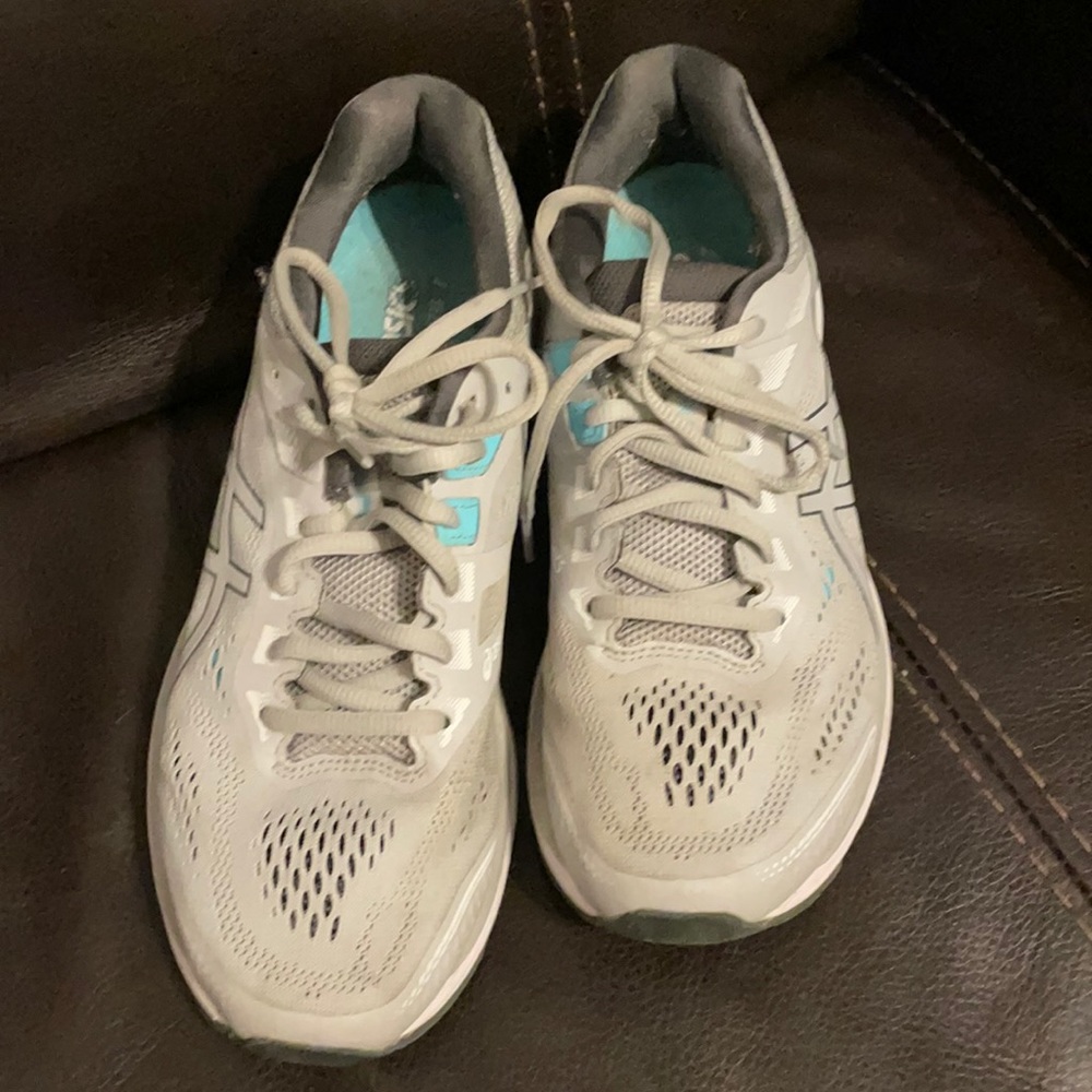 gray ASICS gt-2000 7, running